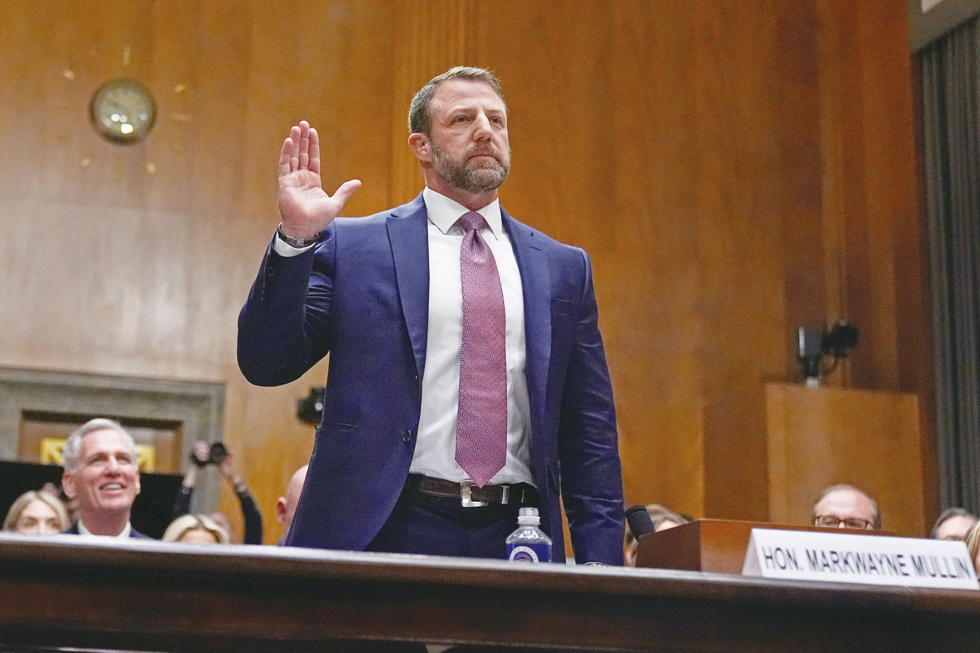 白宮國安部長提名人、參議員穆林18日宣誓，出席參議院國土安全與政府事務委員會的聽證會。美聯社