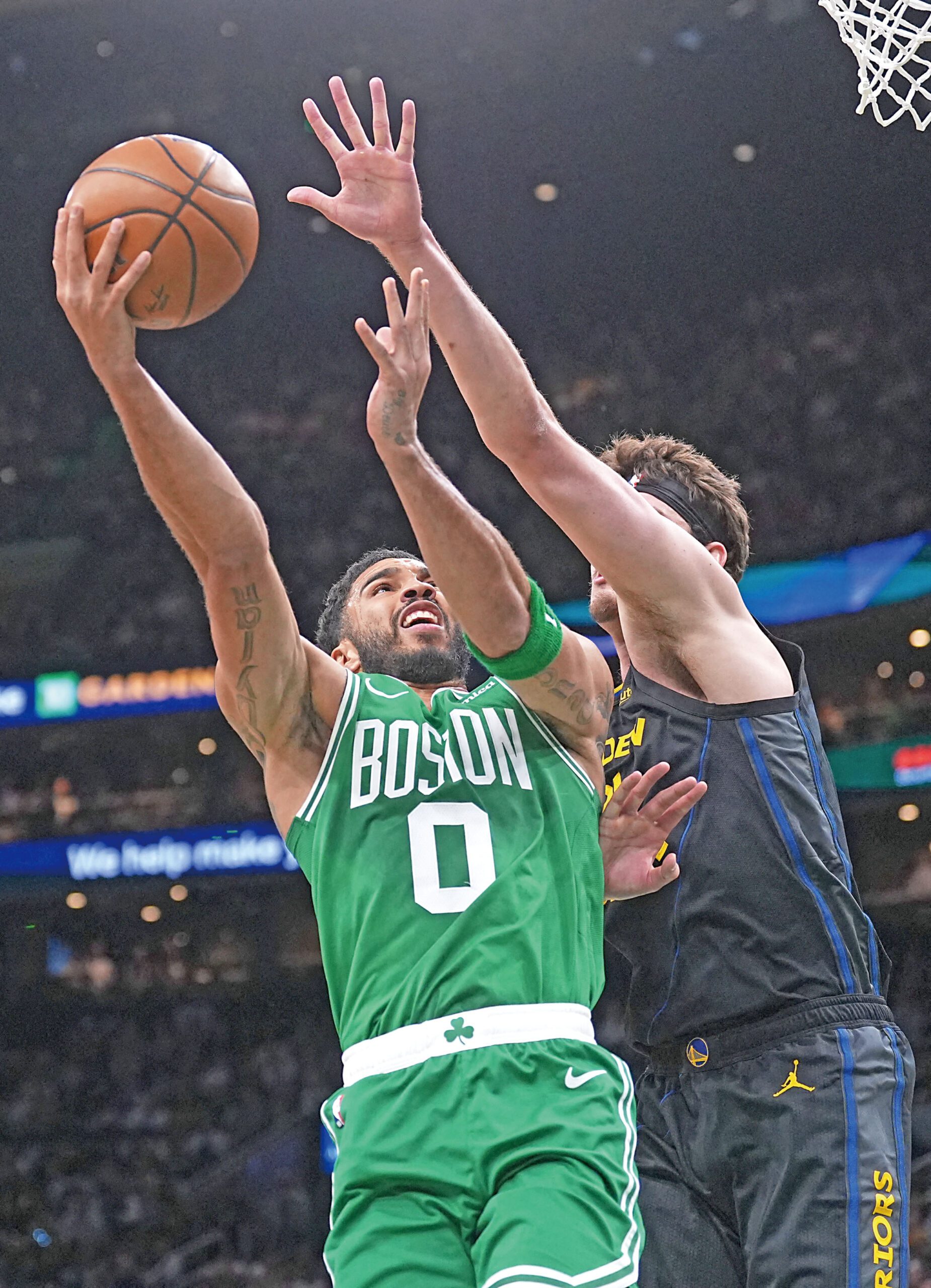 塔圖姆（左）在比賽中投籃。路透社