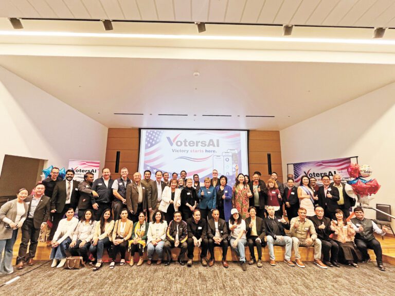 灣區民選官員、公職候選人、社區代表觀摩VotersAI的競選工具展示。記者王蔚攝