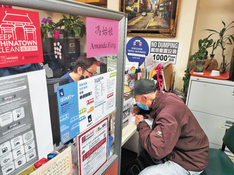 民眾紛紛前往新僑服務中心尋求免費報稅服務。記者黃偉江攝