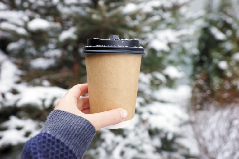 熱巧克力燙傷女童，家長提告滑雪場。Adobe Stock