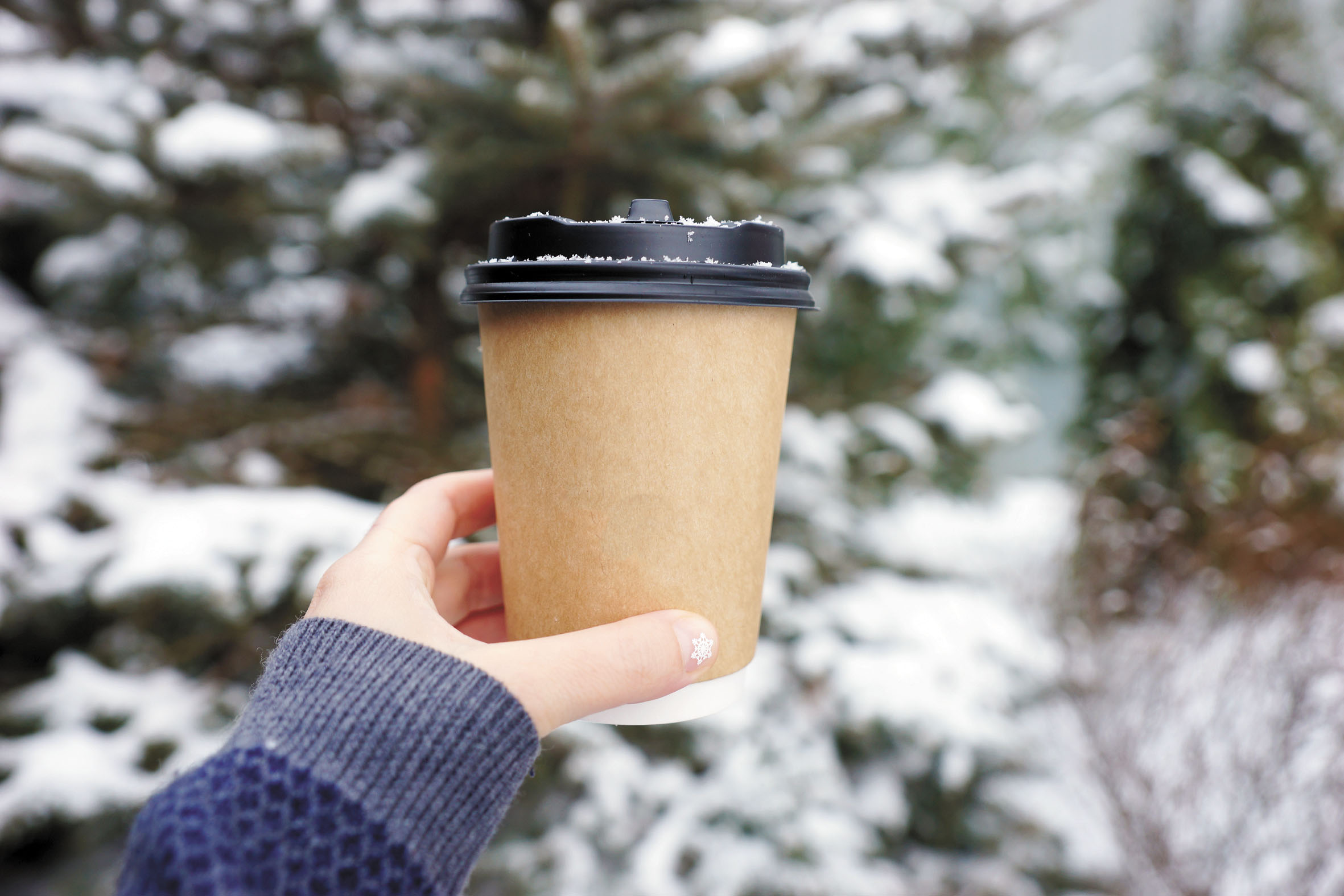 熱巧克力燙傷女童，家長提告滑雪場。Adobe Stock