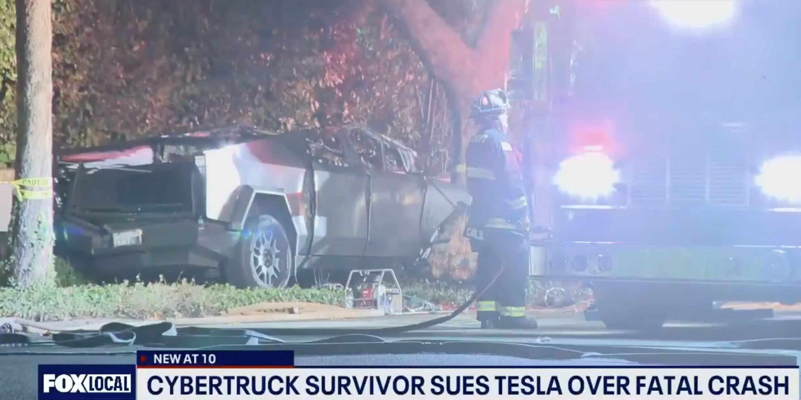 Cybertruck撞向一棵大樹後陷入火海。KTVU電視畫面