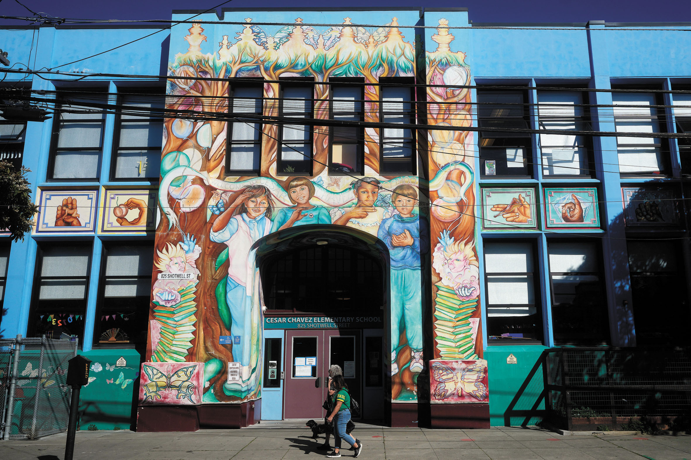 三藩市查韋斯小學外的壁畫。美聯社