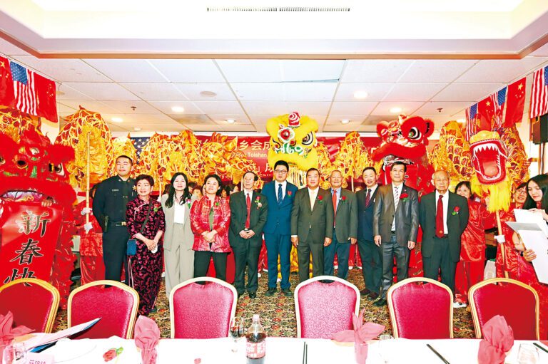 中領館官員暨政要、嘉賓親臨祝賀，與台山同鄉會首長合影。馬紅兵攝