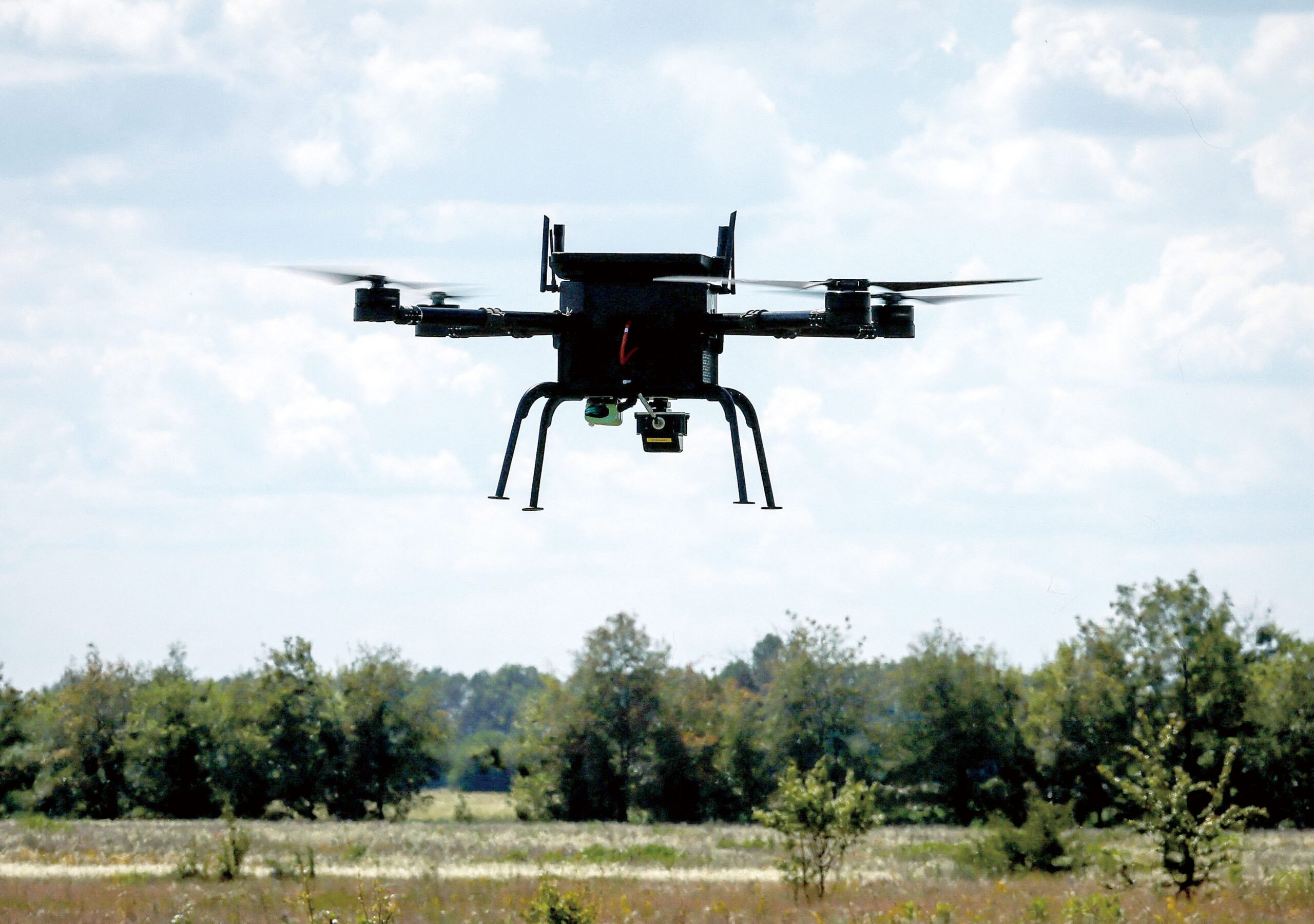 Swarmer公司的人工智能無人機在烏克蘭基輔地區飛行。路透社資料圖片