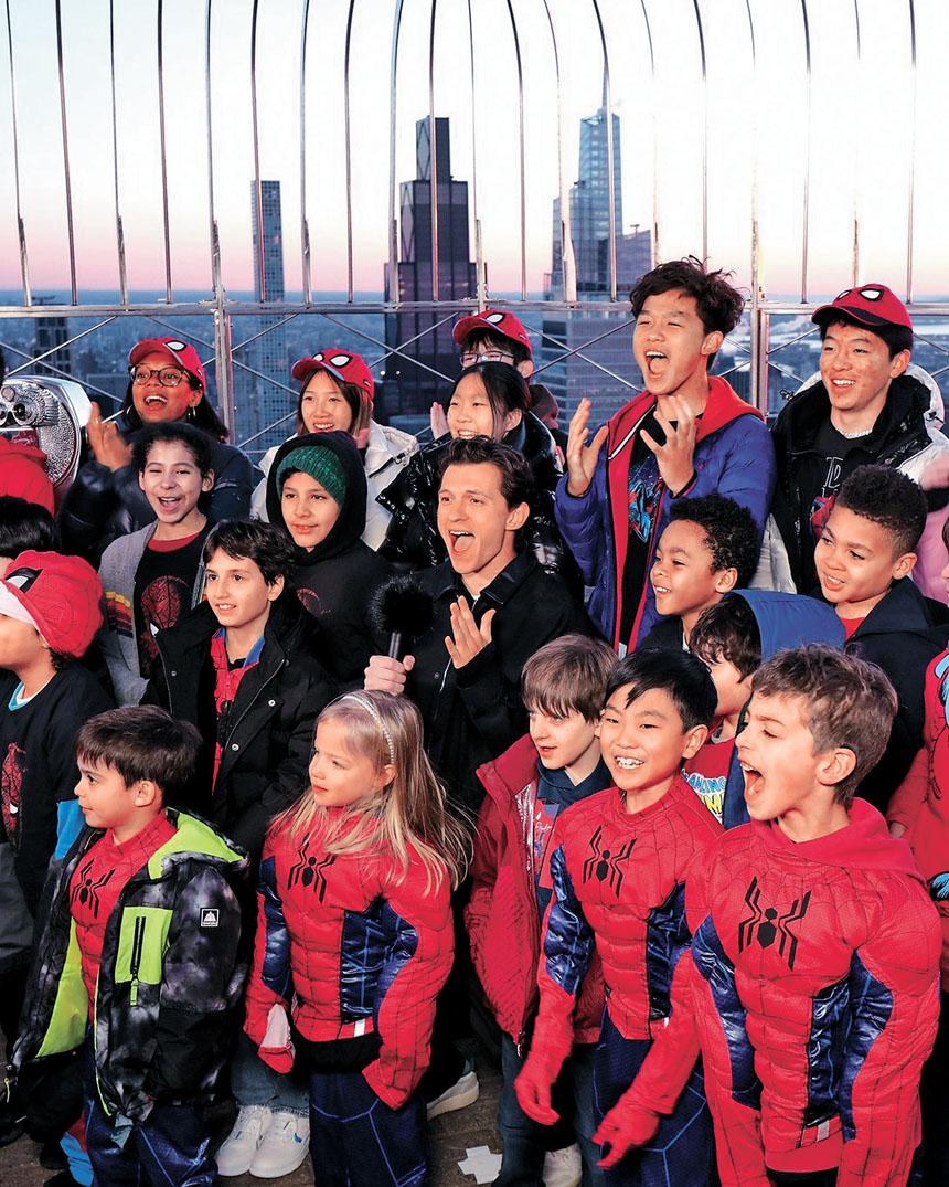 湯姆與一群扮成蜘蛛俠的fans見面。