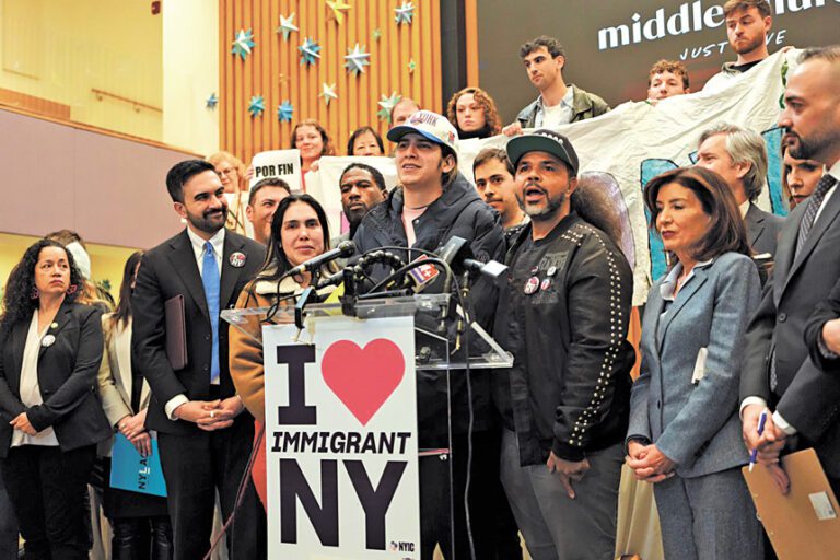 康特拉斯在曼哈頓下城的一座教堂與多位政要會合，譴責聯邦政府的拘留政策。 Todd Heisler/紐約時報