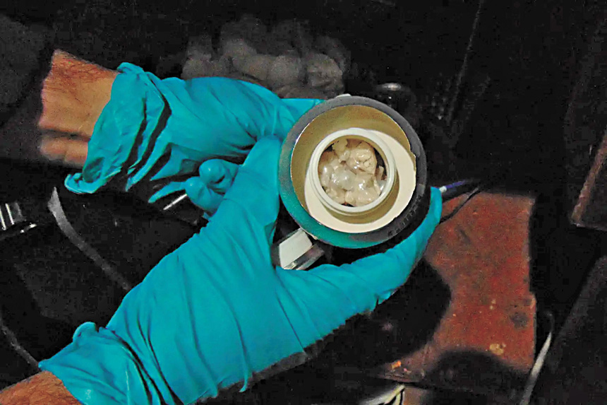 疑犯利用特製的偽裝汽水罐販售可卡因。 蘇福縣地區檢察官辦公室圖片