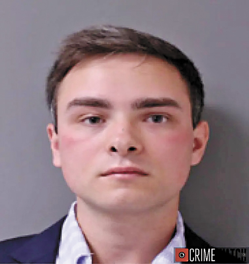 佩特羅齊因在校內偷拍,去年被控16項重罪。 達奇斯縣地區檢察官辦公室