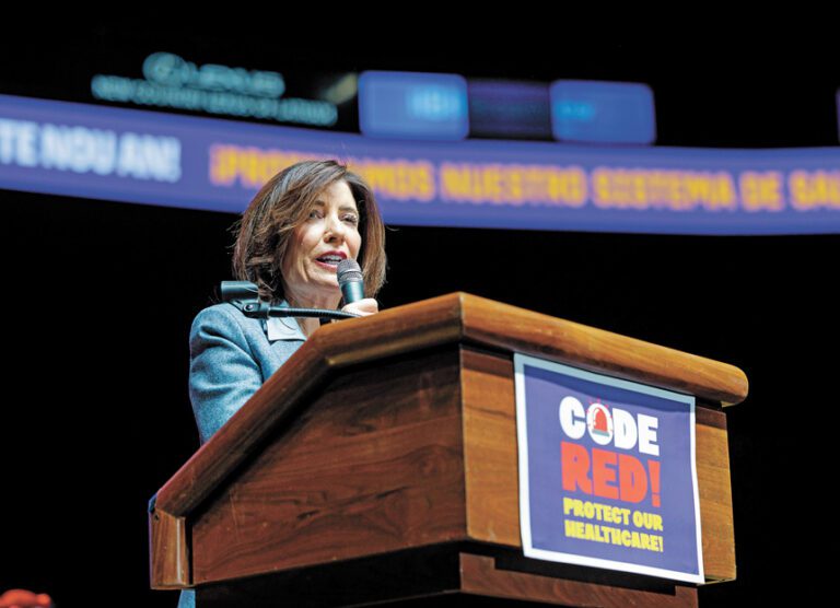 胡楚目前正面臨黨內左翼的巨大政治壓力。 州長辦公室Flickr圖片