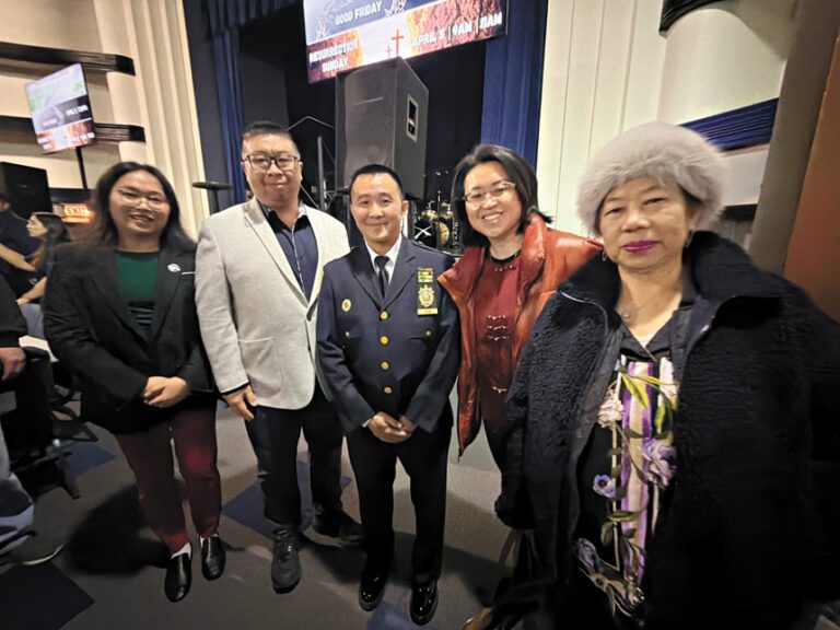 阮俊傑警監和參加會議的華裔社區人士。