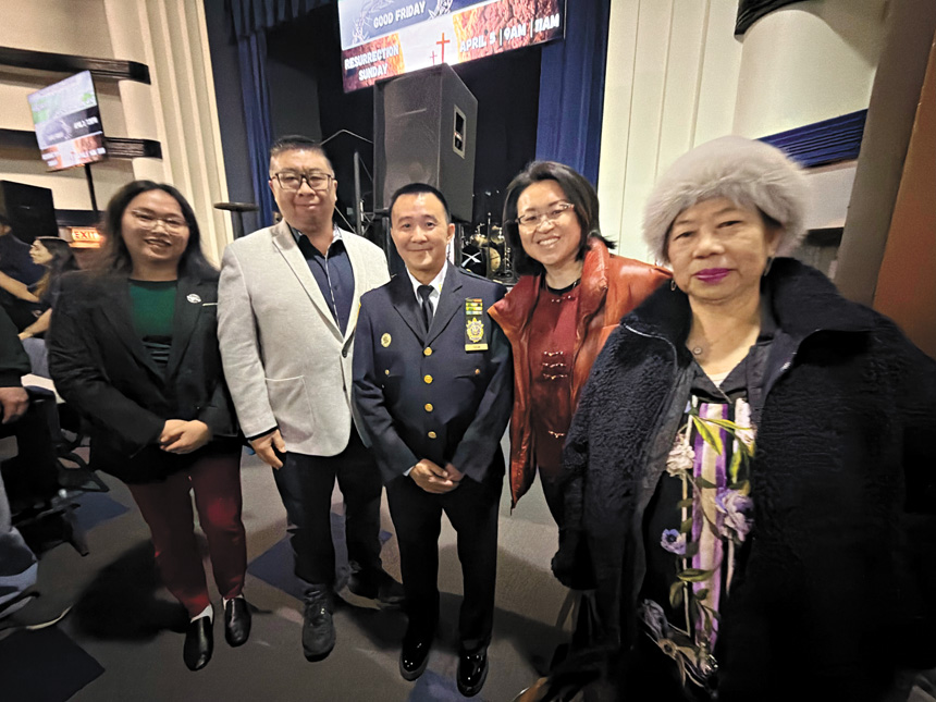 阮俊傑警監和參加會議的華裔社區人士。