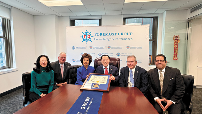 福茂集團創始人兼董事長趙錫成博士及其長女趙小蘭部長，榮獲紐約海事協會頒發的傑出海事行業服務特別獎。