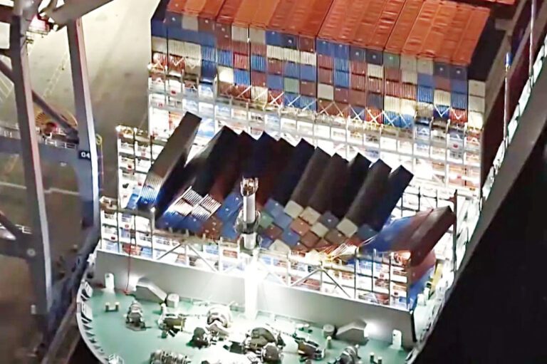 「向日葵號」貨輪停靠在長堤港，從台灣駛往美國西岸途中至少有32個貨櫃落水。KTLA電視畫面