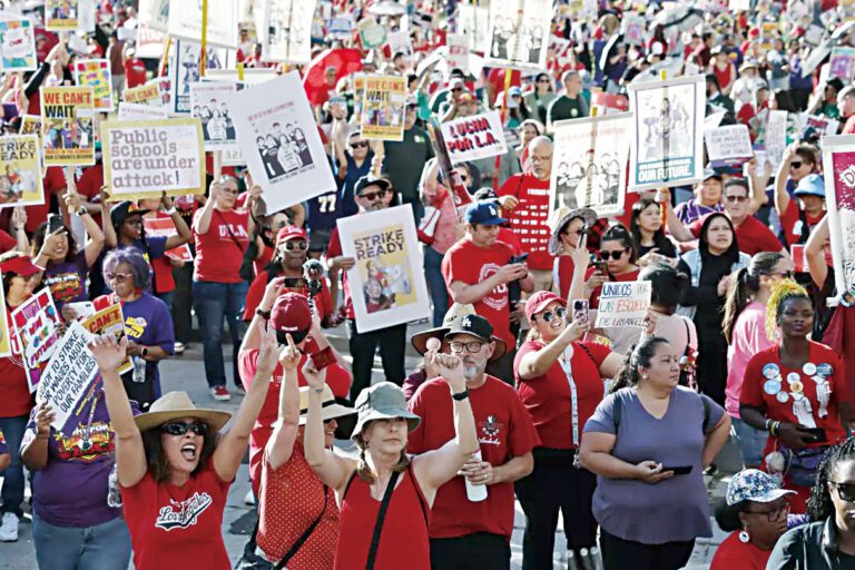 教師和工會成員周三在洛杉磯格洛麗亞莫利納大公園舉行集會。洛杉磯時報