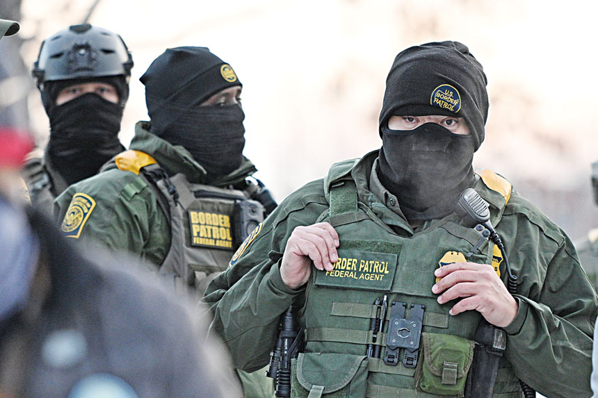 全國多個州正推動立法禁止蒙面執法。美聯社資料圖片