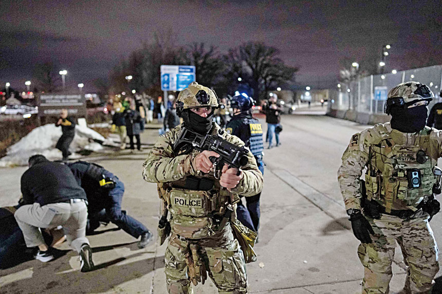 聯邦移民執法人員月前在明州聯邦大樓外拘押示威者。美聯社資料圖片