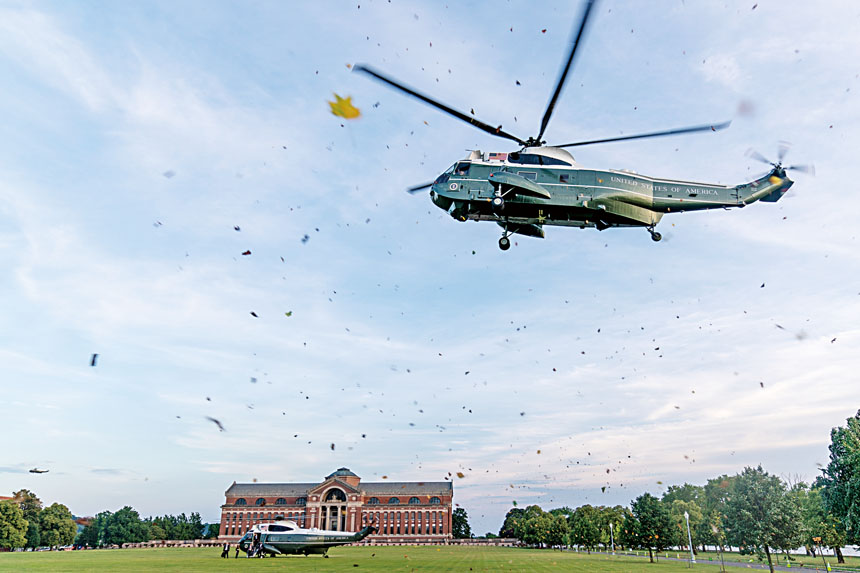 圖為統拜登2023年6月25日乘坐海軍陸戰隊一號抵達華盛頓麥克奈爾堡。美聯社資料圖片