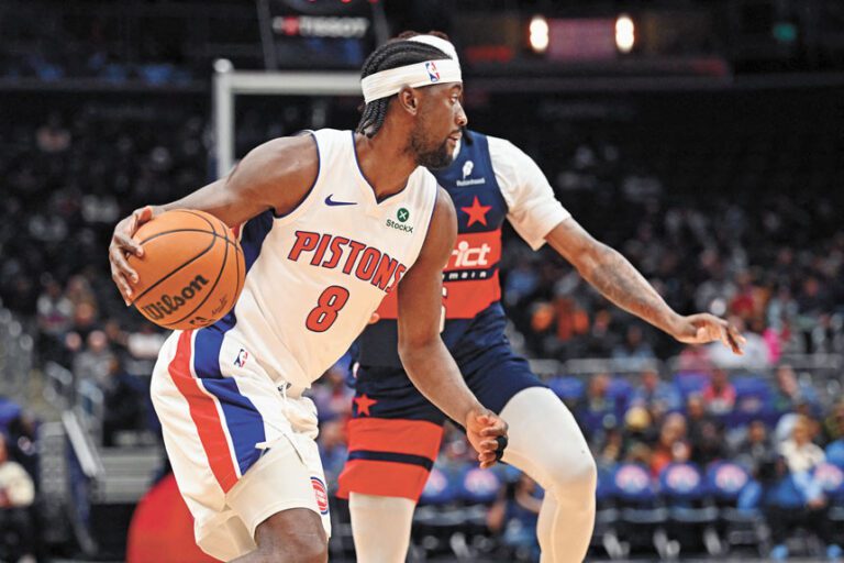 活塞隊後衛勒維特（左）帶球突破，對方球員貼身防守。路透社