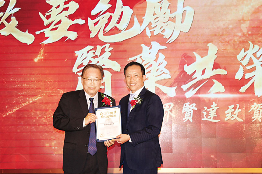 三藩市市府律師邱信福（右）向劉源凱頒賀狀。記者陳程威攝