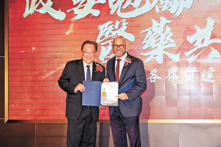 三藩市市參事主席孟達文（右）向劉源凱頒賀狀。記者陳程威攝