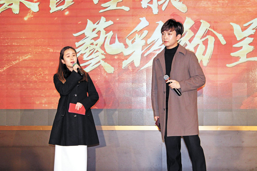 香港青年粵劇演員梁芷萁（左）和梁振文在晚宴上獻唱，為賓客帶來傳統戲曲表演。記者陳程威攝