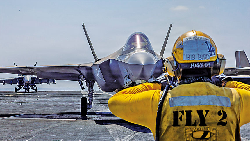 自開戰至今，美軍累計損失至少16架軍機。圖為海軍F-35C戰鬥機準備起飛支援對伊朗的軍事行動。路透社