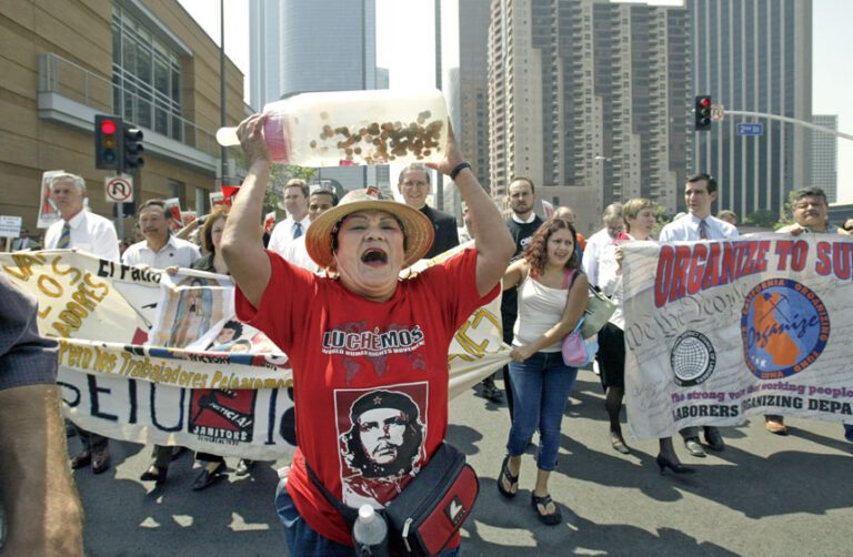 圖為2004年3月31日，民眾在洛杉磯街頭遊行紀念查韋斯77歲冥壽日。美聯社資料圖片