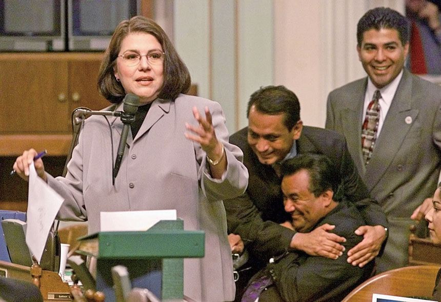 圖為2000年8月10日州眾院表決，從2001起將3月31日訂為加州法定假日「查韋斯日」，多位提案的議員們表情激動。美聯社資料圖片