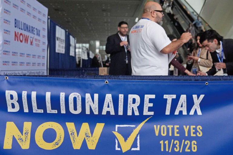 工會力推向富豪徵收稅，上月在加州民主黨代表大會上設攤宣傳。美聯社資料圖片