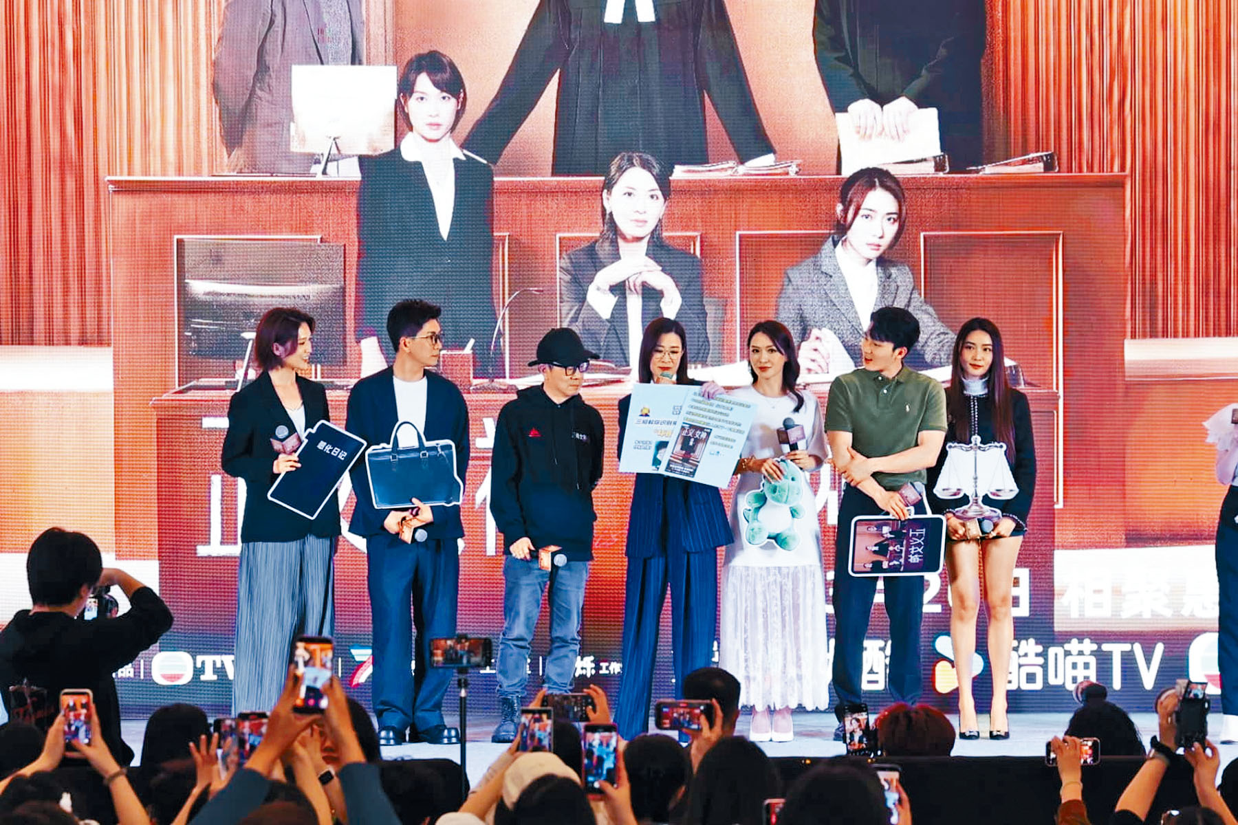 《正義女神》的演員齊齊在台上玩遊戲。