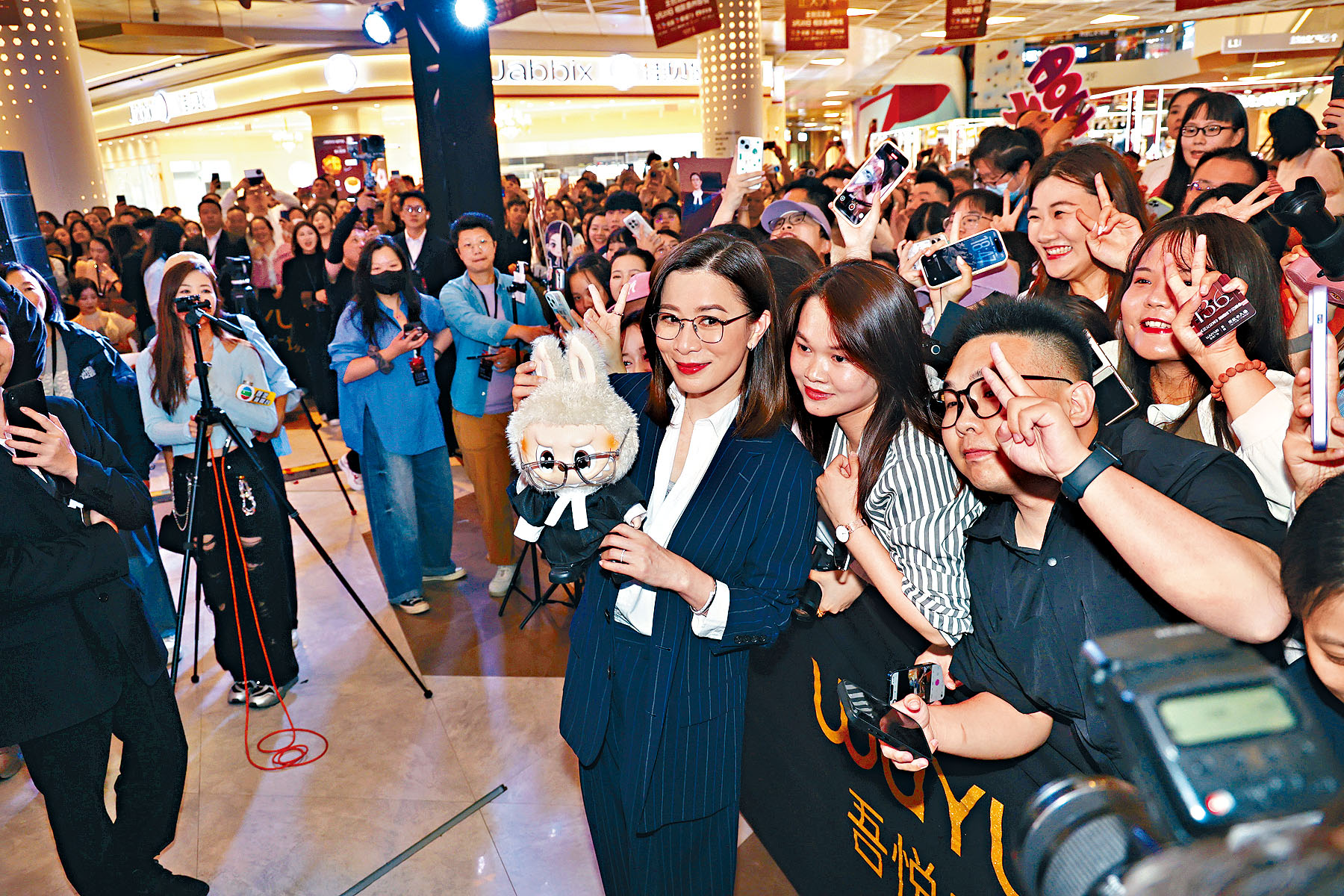 阿佘十分親民和粉絲合照留念。