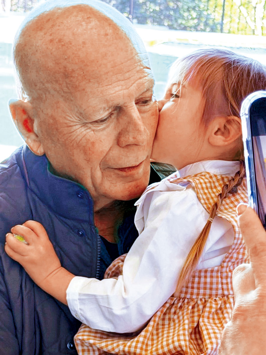 布斯獲孫女獻吻，畫面溫馨。 網上圖片