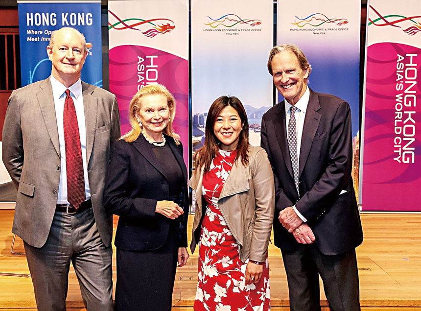 何美智（右二）同與會者在春季酒會合影。