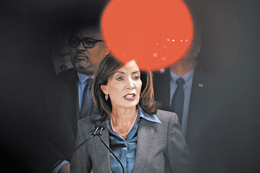 胡楚目前尋求把氣候法案的執行條例發佈時間推遲至2030年。 Andres Kudacki/紐約時報