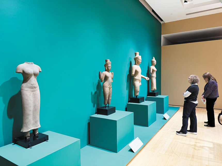 開幕酒會上，不少人對各種罕見佛像感到興趣。