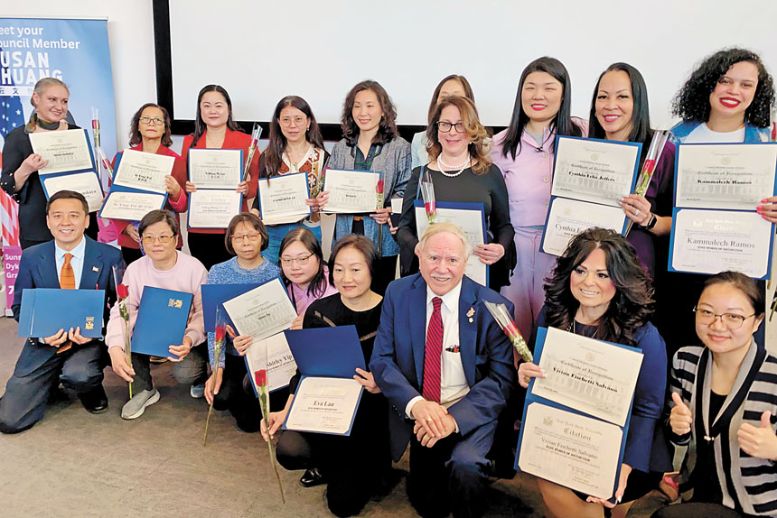 寇頓(前排右三)與莊文怡(後排右三)2025年舉辦年度傑出女性表彰活動。