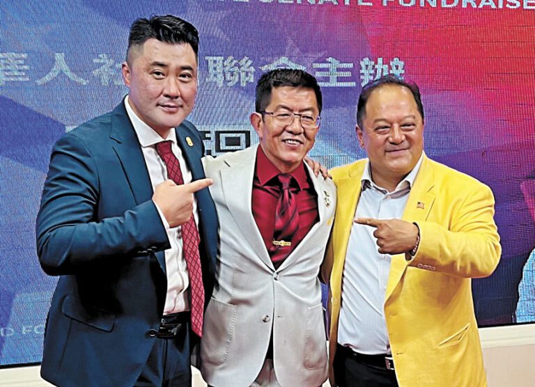王紹權(右起) 、陳學禮、白正皓三位共和黨的州議會參選人，展開基層連署徵集活動。