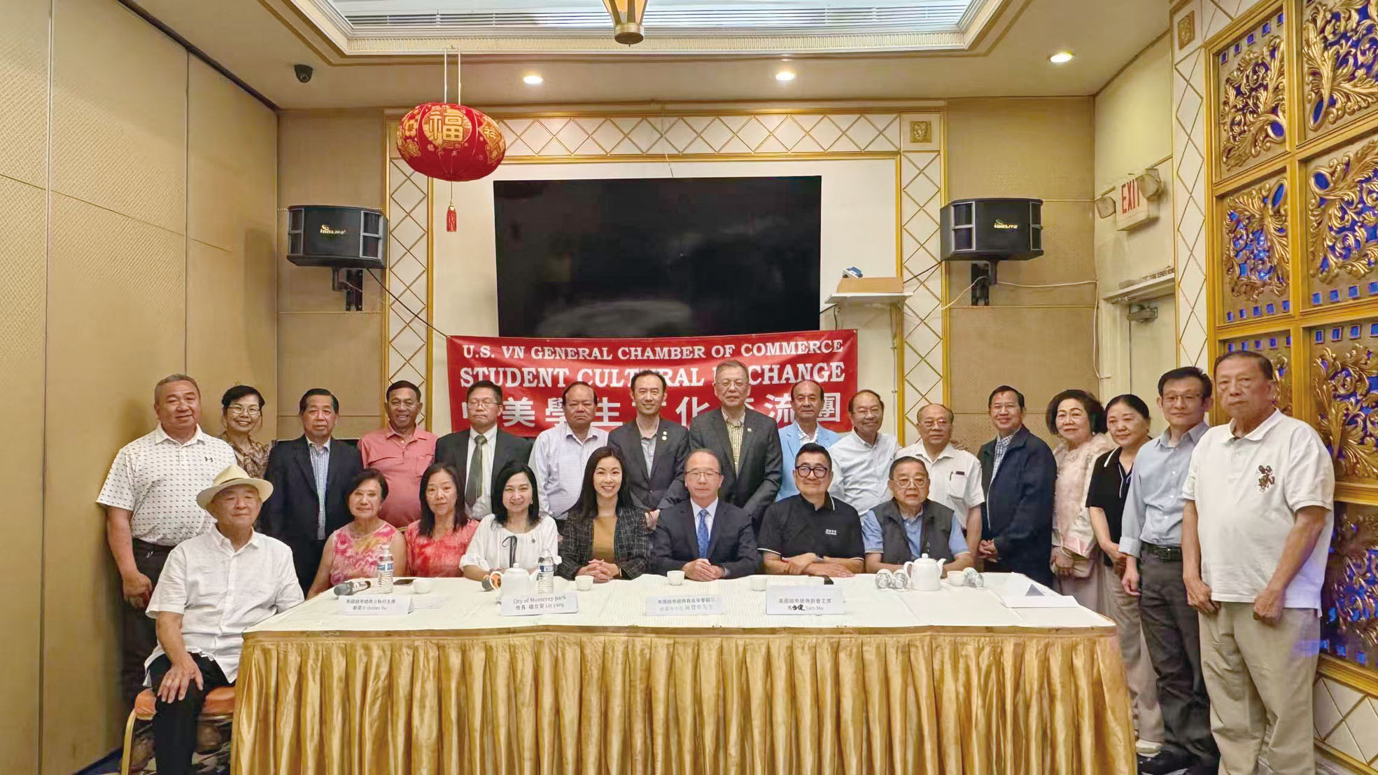 出席嘉賓與商會成員大合照。記者陸新攝