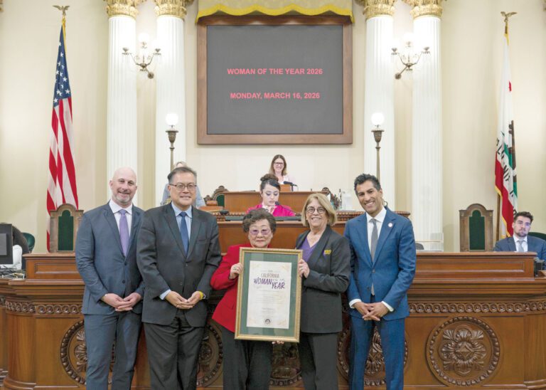 郭春美（中）獲加州議會表彰為第49選區「年度女性」。受訪人提供