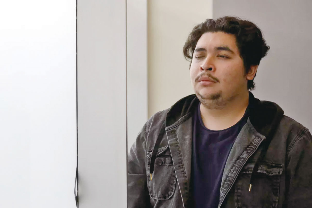 伊斯拉斯聲稱遭非致命性彈藥擊中右眼致失明。洛杉磯時報