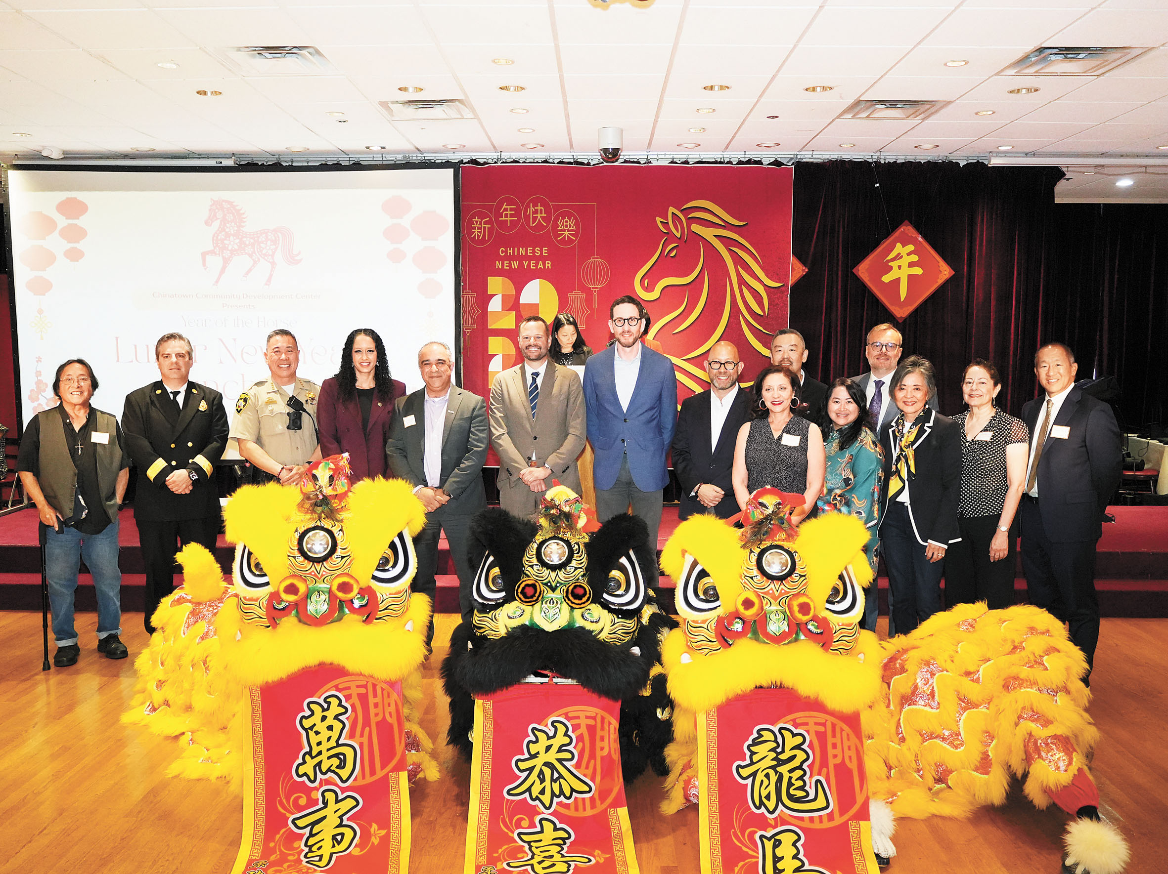 嘉賓在春宴上合影。記者黃偉江攝