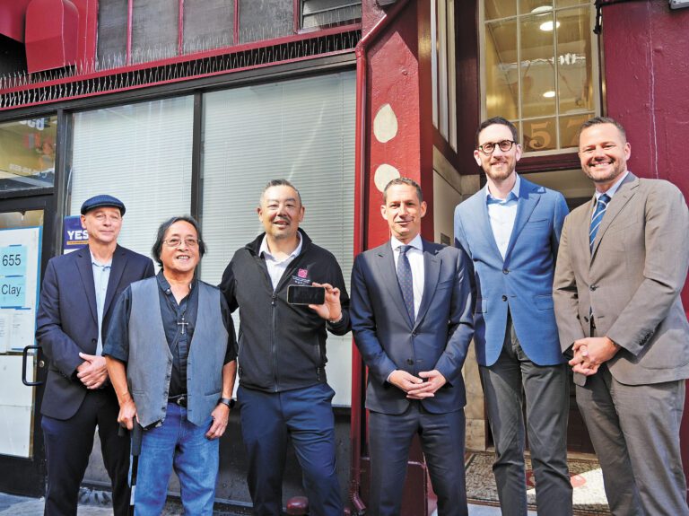 華協中心行政主任楊重賢、市長羅偉及一眾官員等參觀「基頓大廈」。記者黃偉江攝