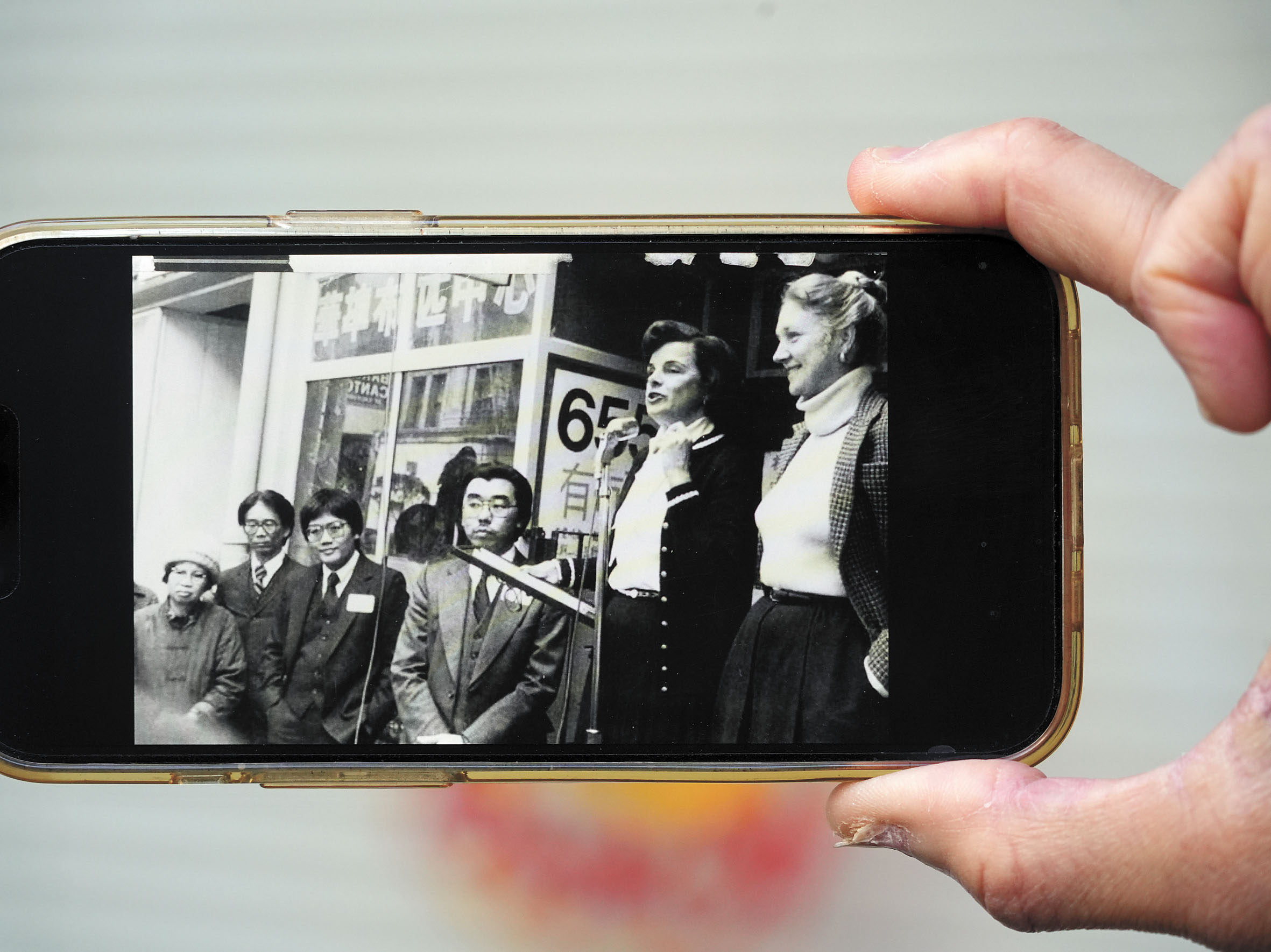 1982年，在前市長範士丹協助下，華協中心以40萬元收購「基頓大廈」大樓的歷史照片。記者黃偉江攝