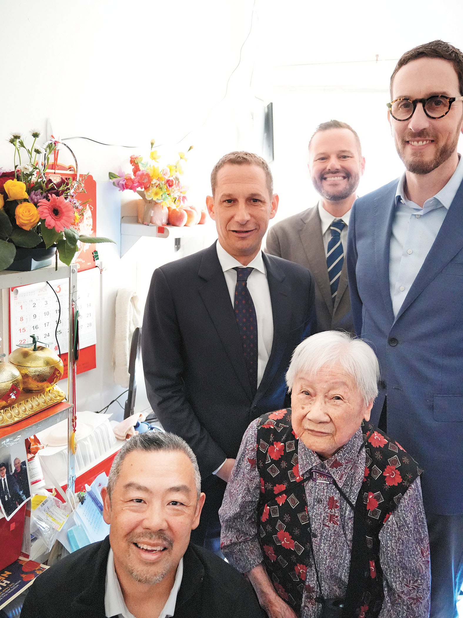 在此居住了20多年的李婆婆喜見市長及眾多官員。記者黃偉江攝