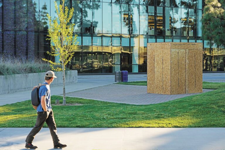 中谷佛斯盧州立大學已經將雕像封在膠合板箱內。美聯社