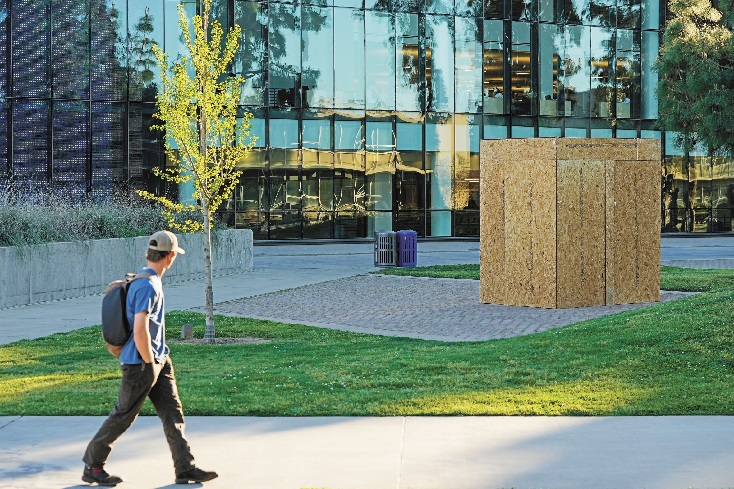 中谷佛斯盧州立大學已經將雕像封在膠合板箱內。美聯社