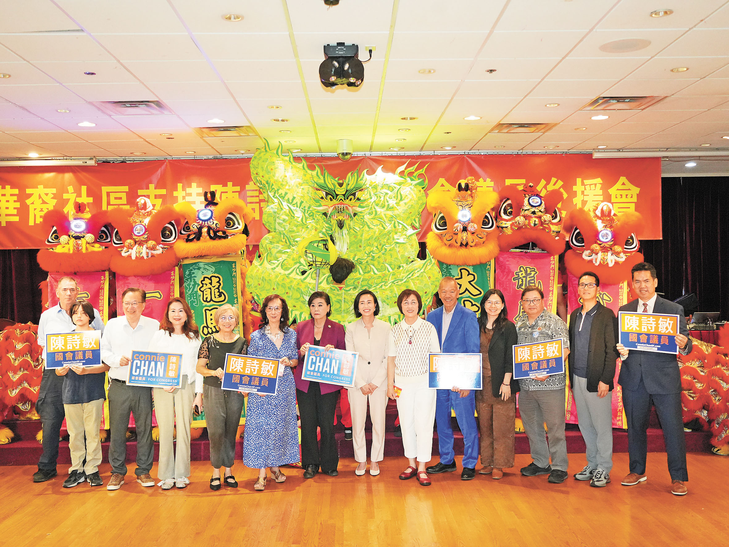 後援會及嘉賓們支持陳詩敏合影。記者黃偉江攝 .c2/c3 對與會者的支持，陳詩敏逐一表達謝意。記者黃偉江攝