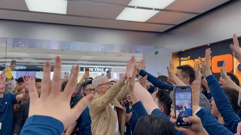 庫克近日現身在成都萬象城蘋果零售店。網上圖片